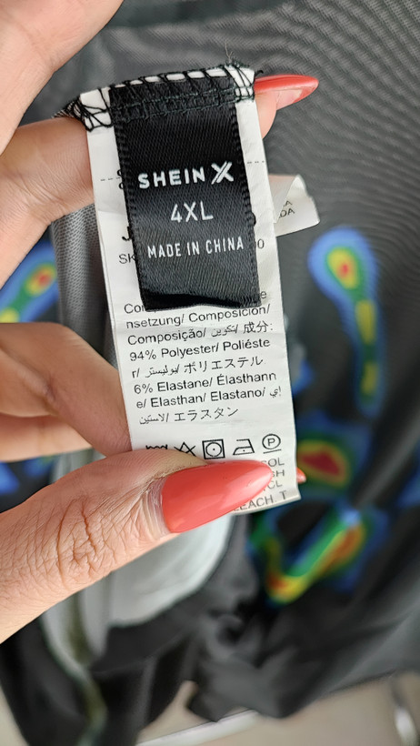 شومیز زنانه سایز بزرگ وارداتی برند Shein X با طرح گرافیکی خاص رنگ مشکی مناسب استایل کژوال و هنری