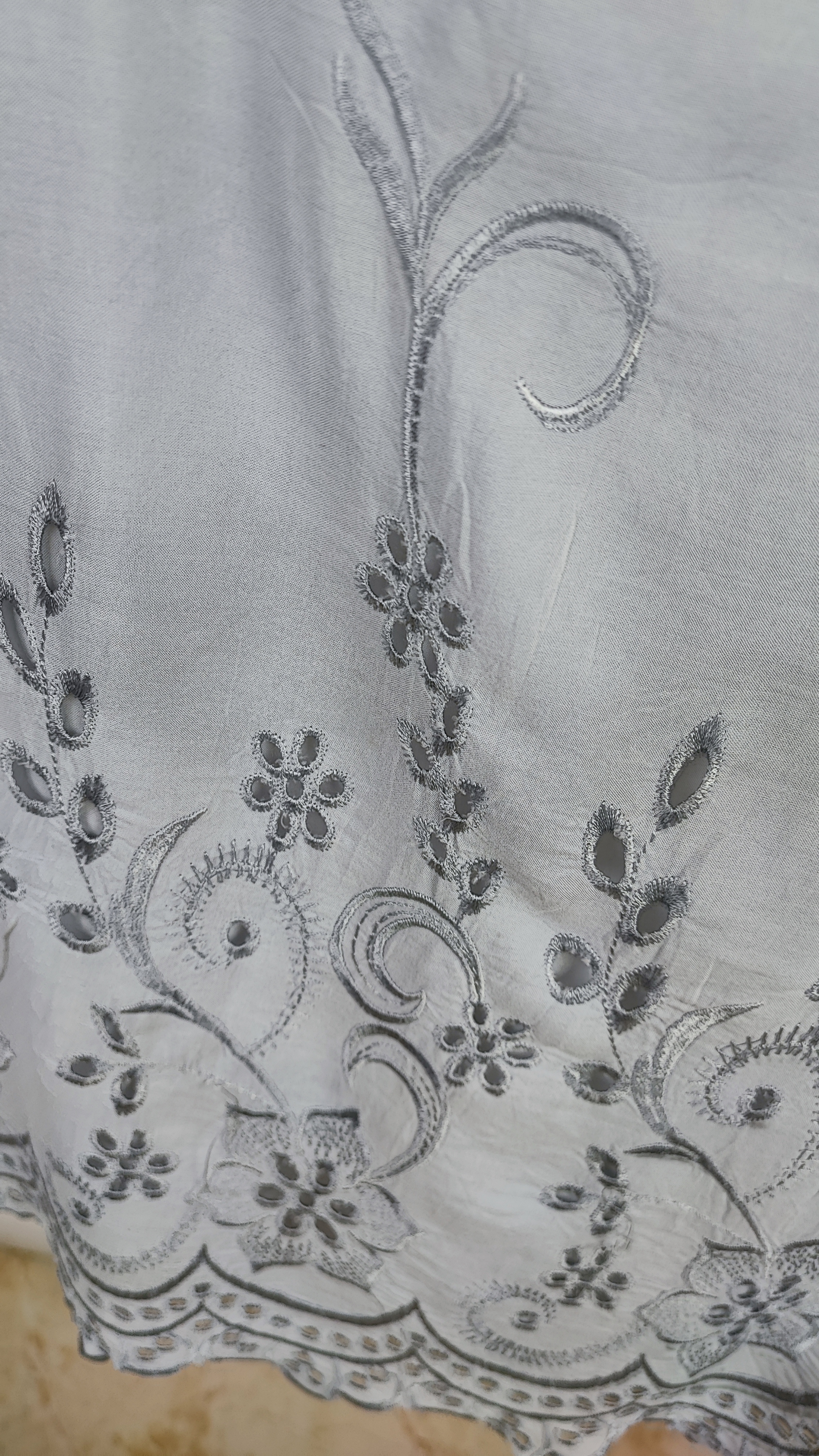 تاپ زنانه وارداتی استوک ساخت ایتالیا با طرح گلدوزی ظریف، رنگ روشن مناسب استایل مجلسی و روزمره