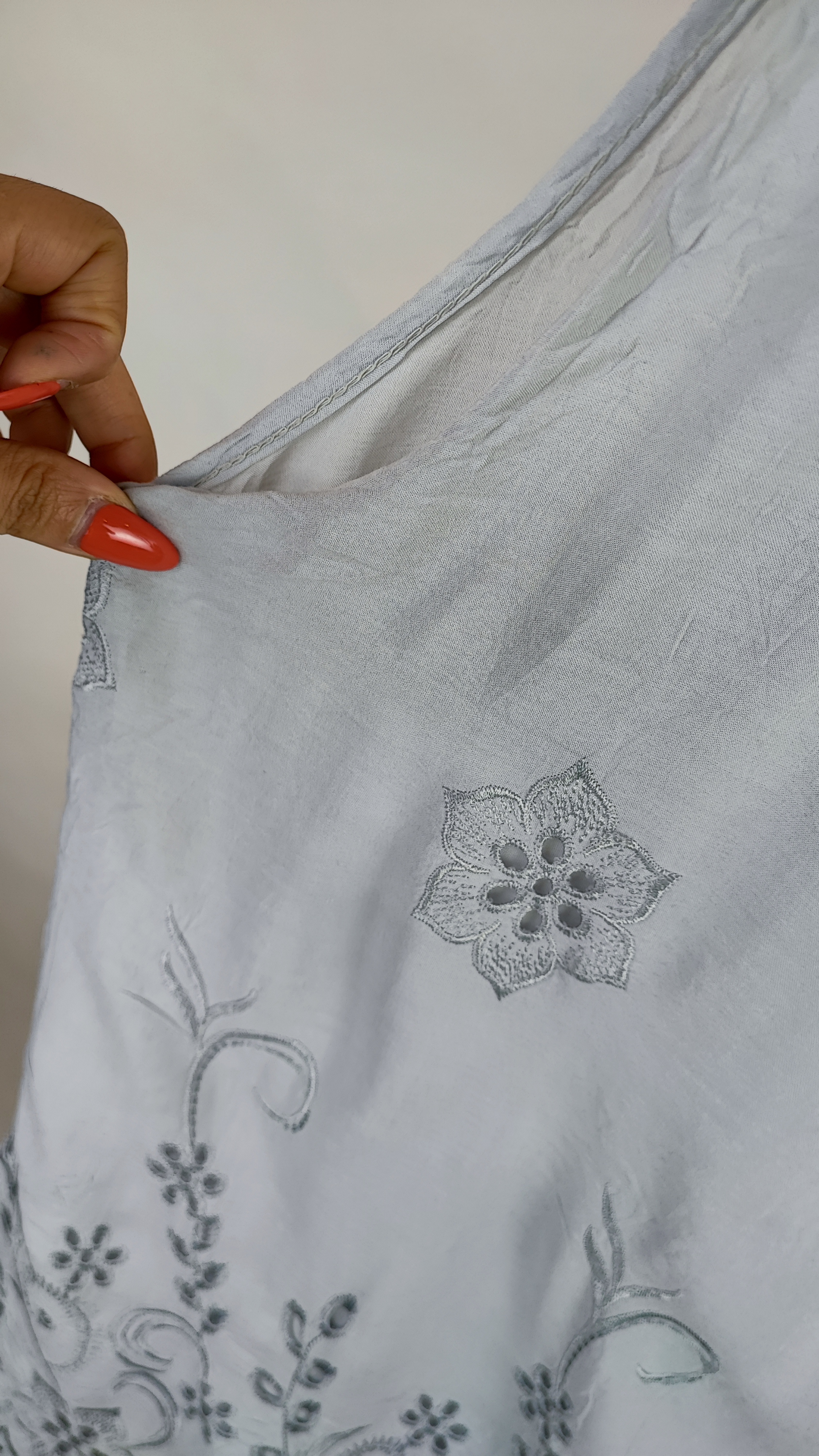 تاپ زنانه وارداتی استوک ساخت ایتالیا با طرح گلدوزی ظریف، رنگ روشن مناسب استایل مجلسی و روزمره