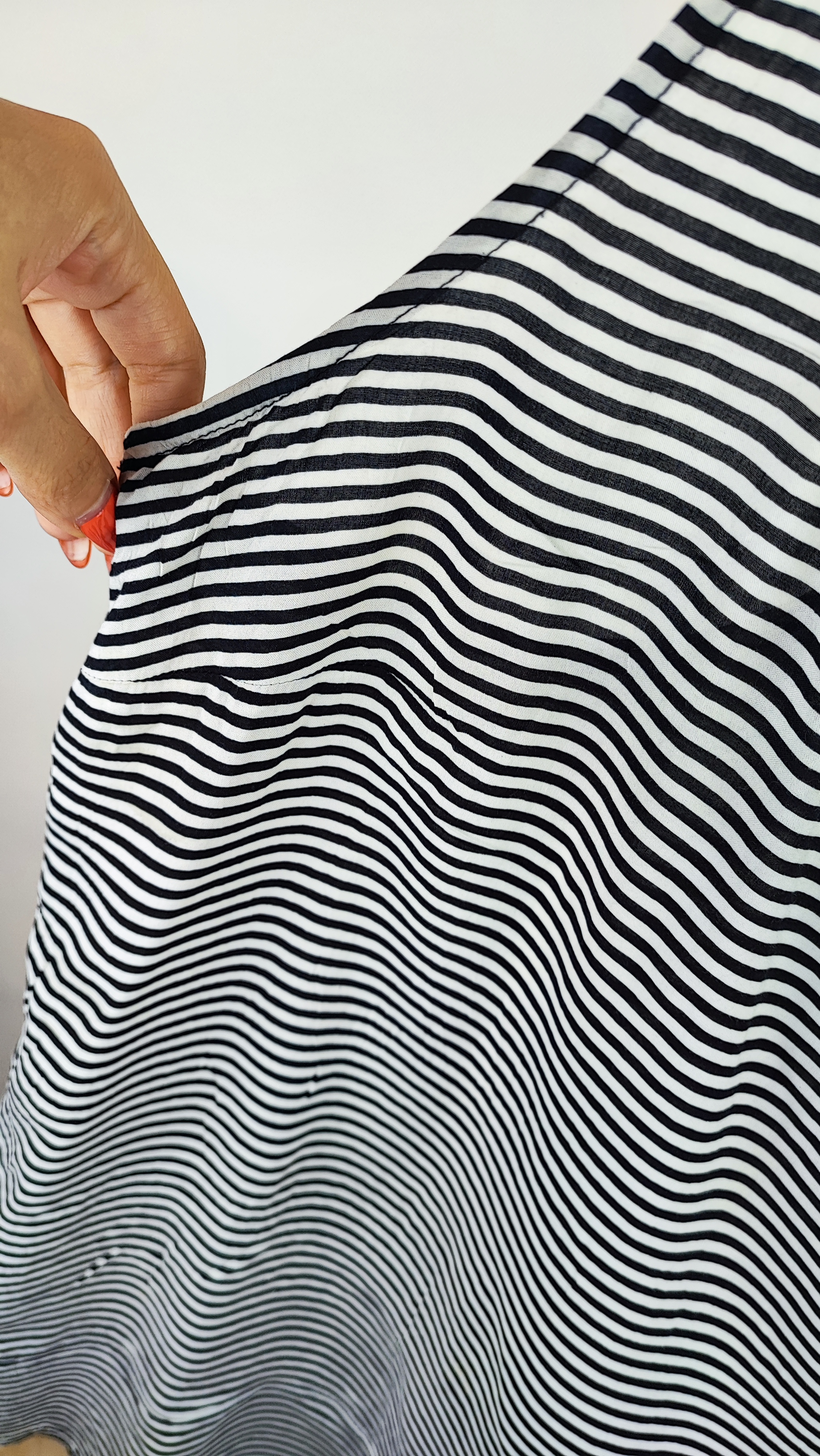 تاپ زنانه استوک برند اسپلندید طرح راهراه سفید و مشکی مناسب استفاده روزمره و استایل کژوال سایز لارج