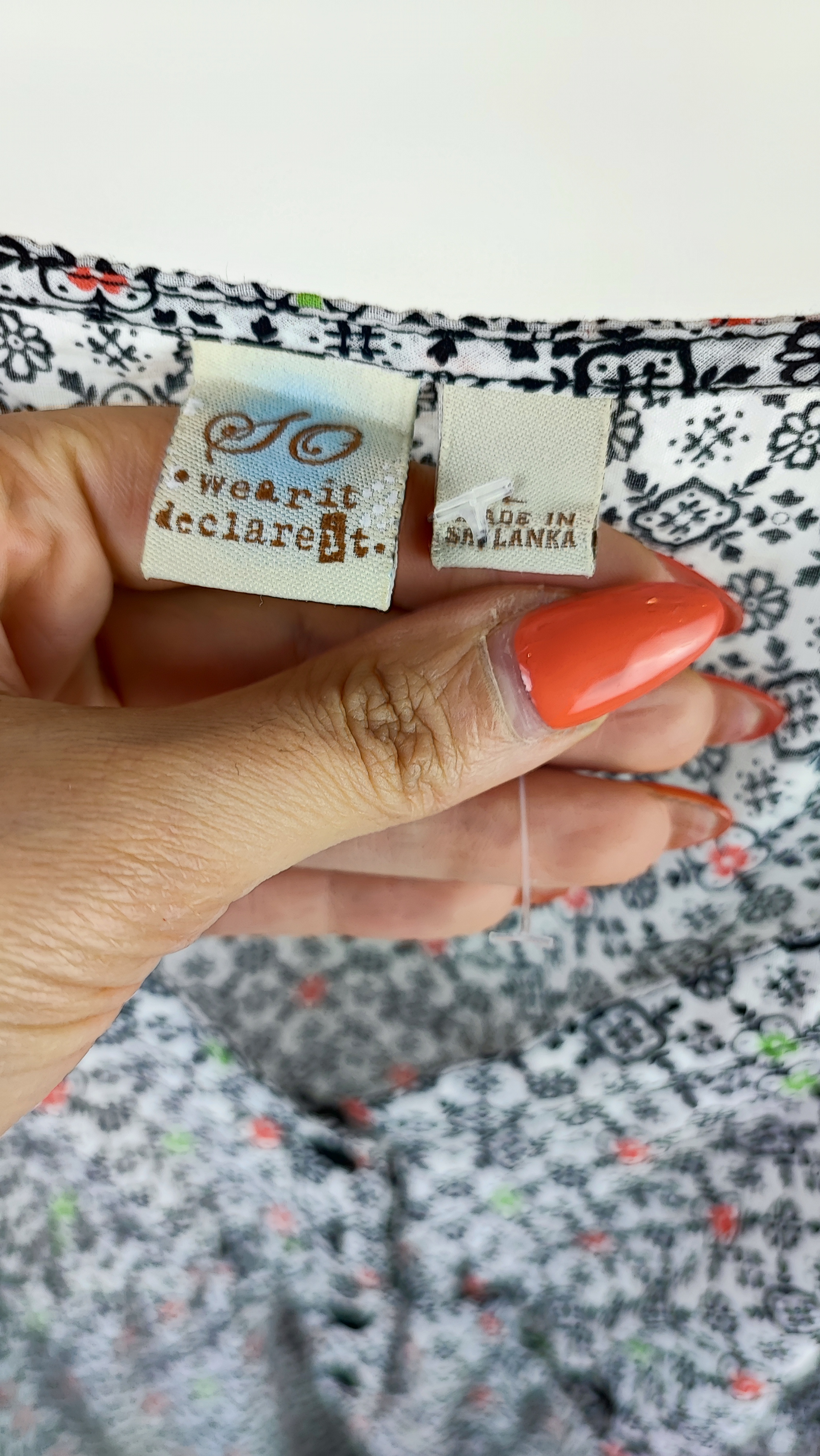 تاپ زنانه استوک وارداتی طرح گلدار رنگ سفید و مشکی سایز ۳۸.۴۰ مناسب استایل کژوال و تابستانه