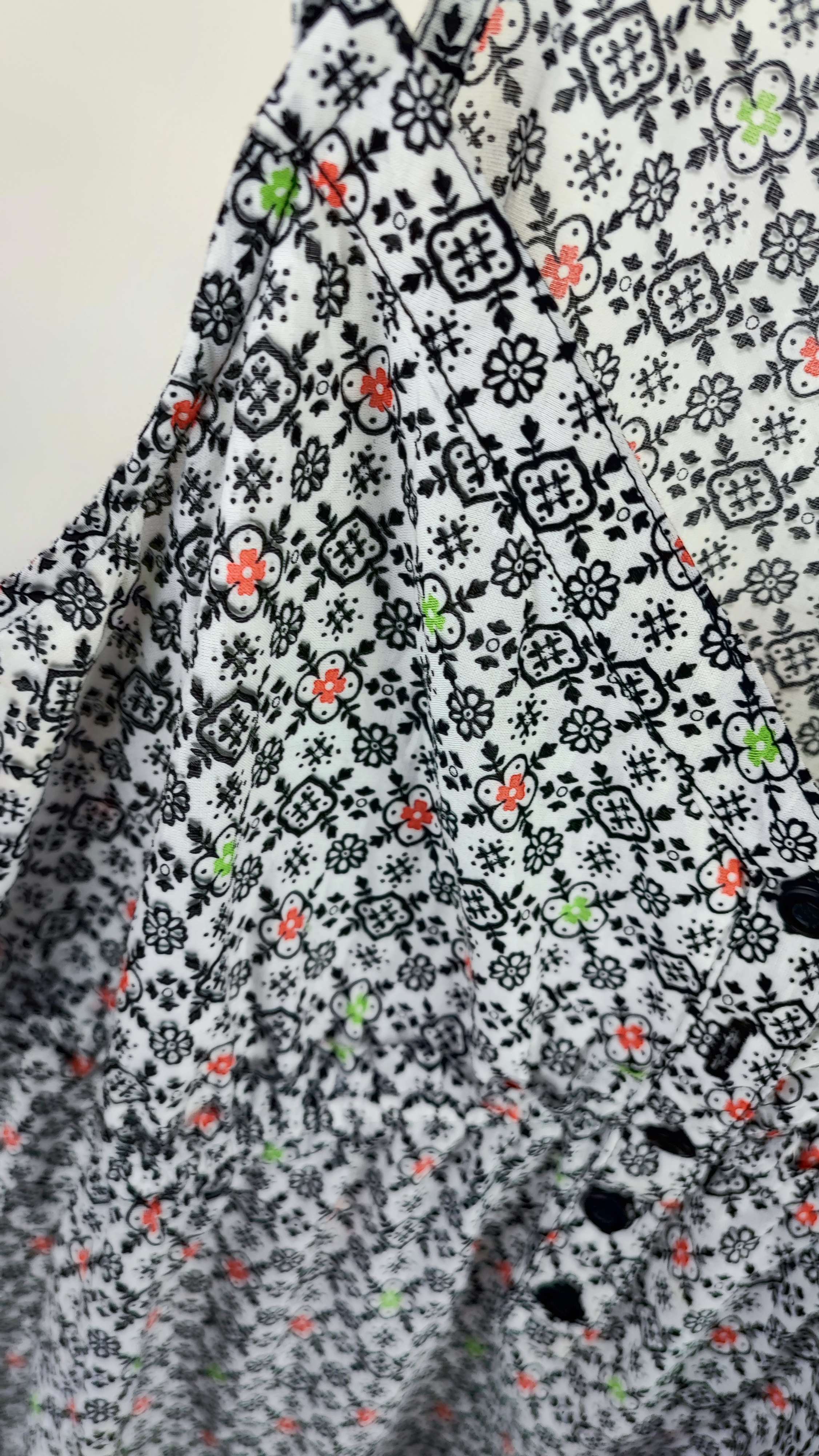 تاپ زنانه استوک وارداتی طرح گلدار رنگ سفید و مشکی سایز ۳۸.۴۰ مناسب استایل کژوال و تابستانه