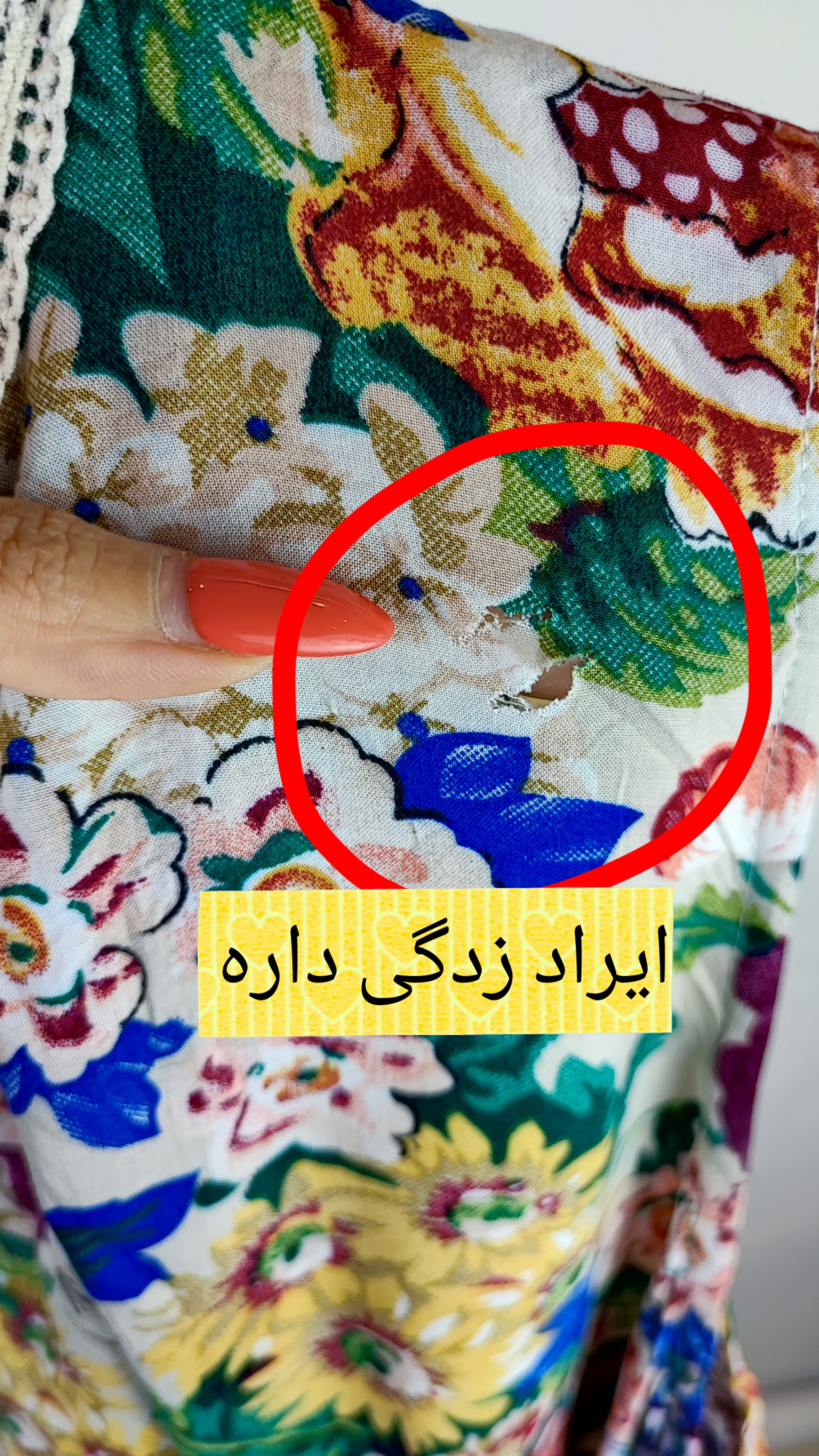 تاپ زنانه استوک برند Umgee با طرح گلهای رنگارنگ و حاشیه توری سایز ۶۰.۶۲ مناسب استایل کژوال