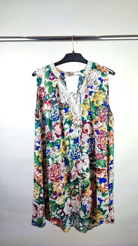 تاپ زنانه استوک برند Umgee با طرح گلهای رنگارنگ و حاشیه توری سایز ۶۰.۶۲ مناسب استایل کژوال