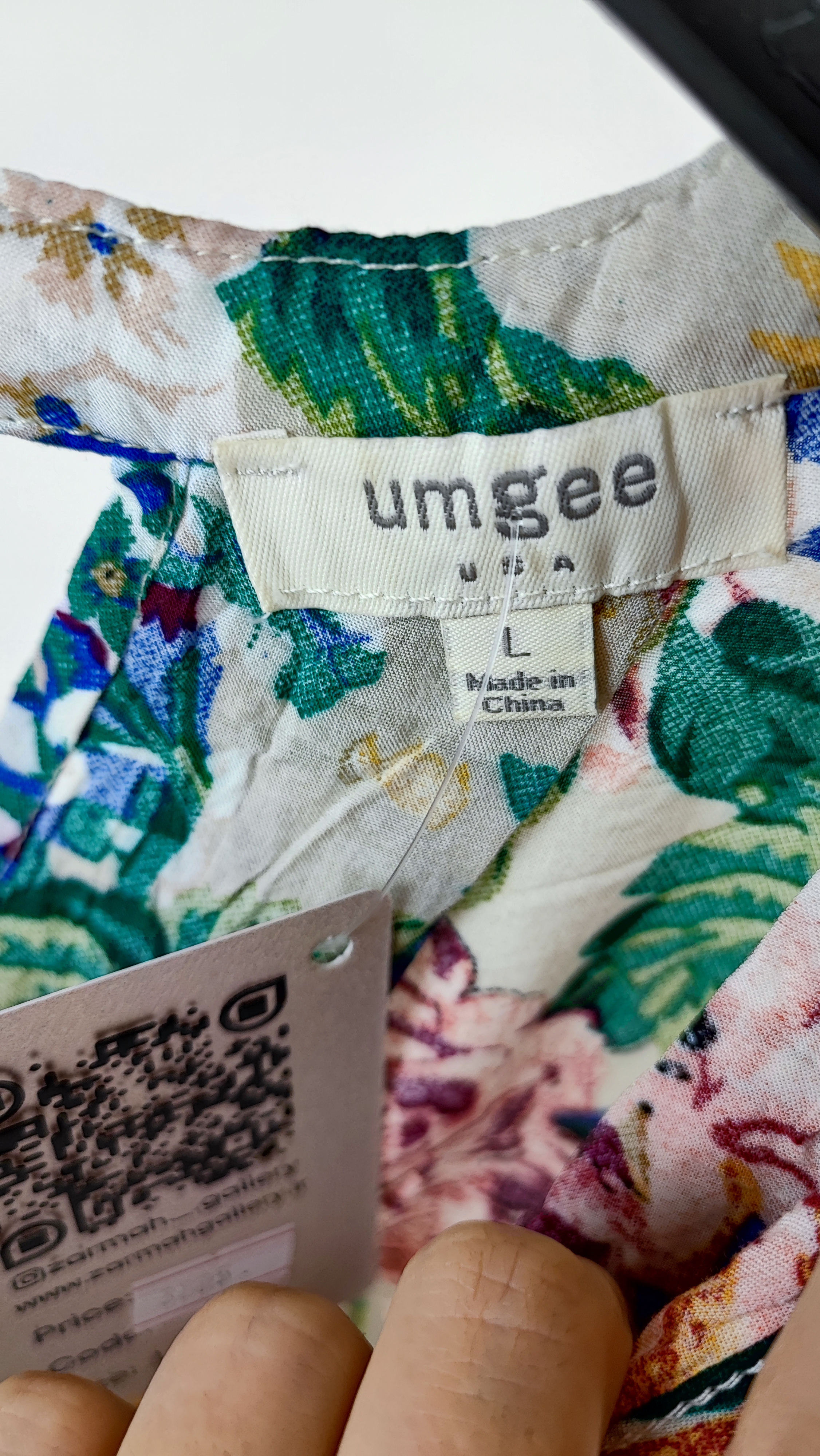تاپ زنانه استوک برند Umgee با طرح گلهای رنگارنگ و حاشیه توری سایز ۶۰.۶۲ مناسب استایل کژوال