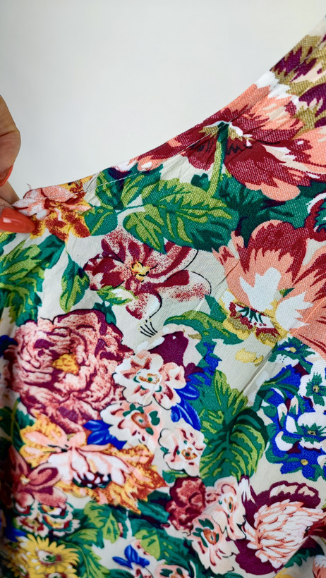 تاپ زنانه استوک برند Umgee با طرح گلهای رنگارنگ و حاشیه توری سایز ۶۰.۶۲ مناسب استایل کژوال