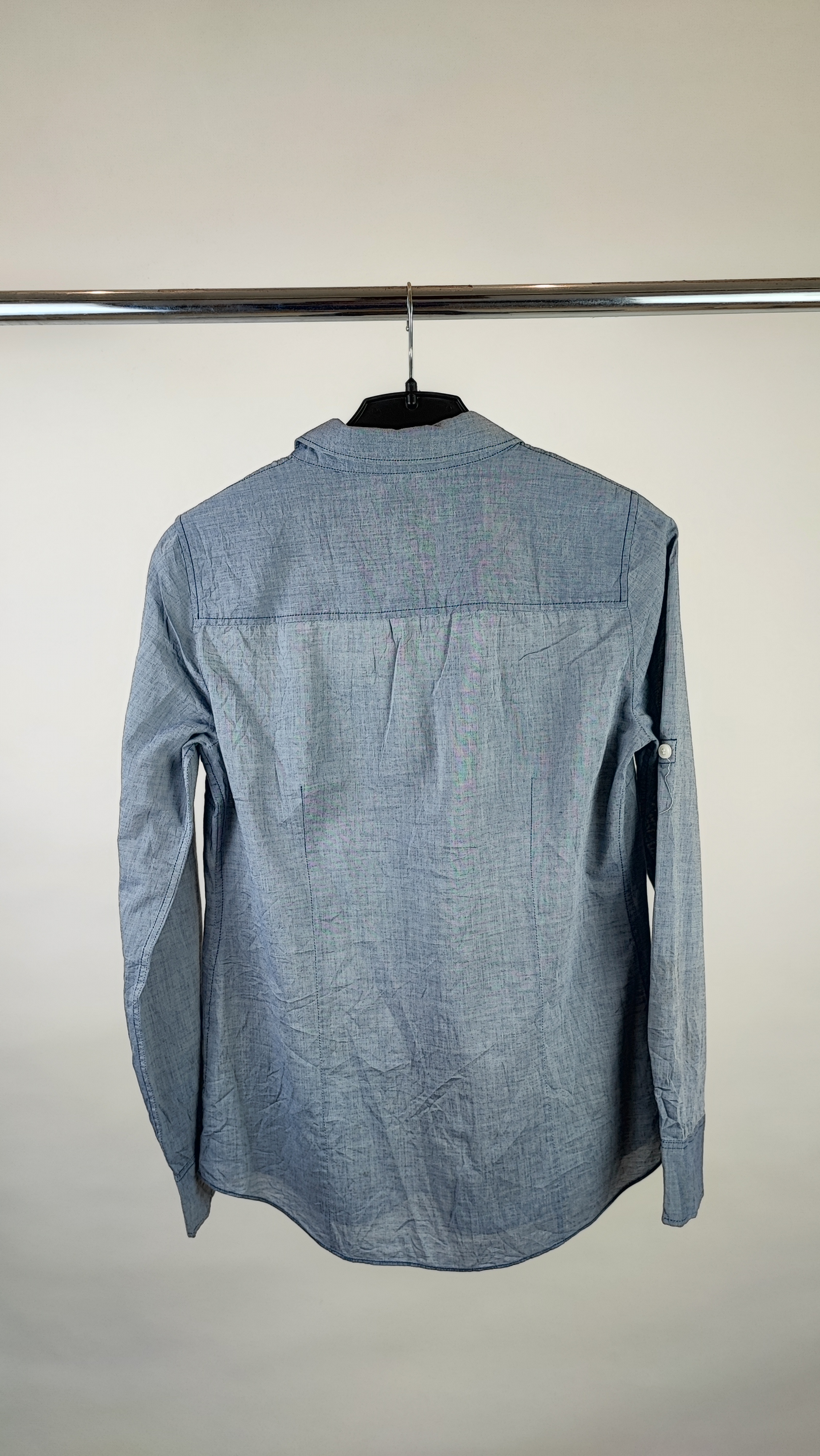 شومیز زنانه استوک وارداتی برند جیکرو (J.Crew) رنگ آبی، سایز ۳۸.۴۰، کیفیت گرید A، مناسب استایل کژوال و رسمی