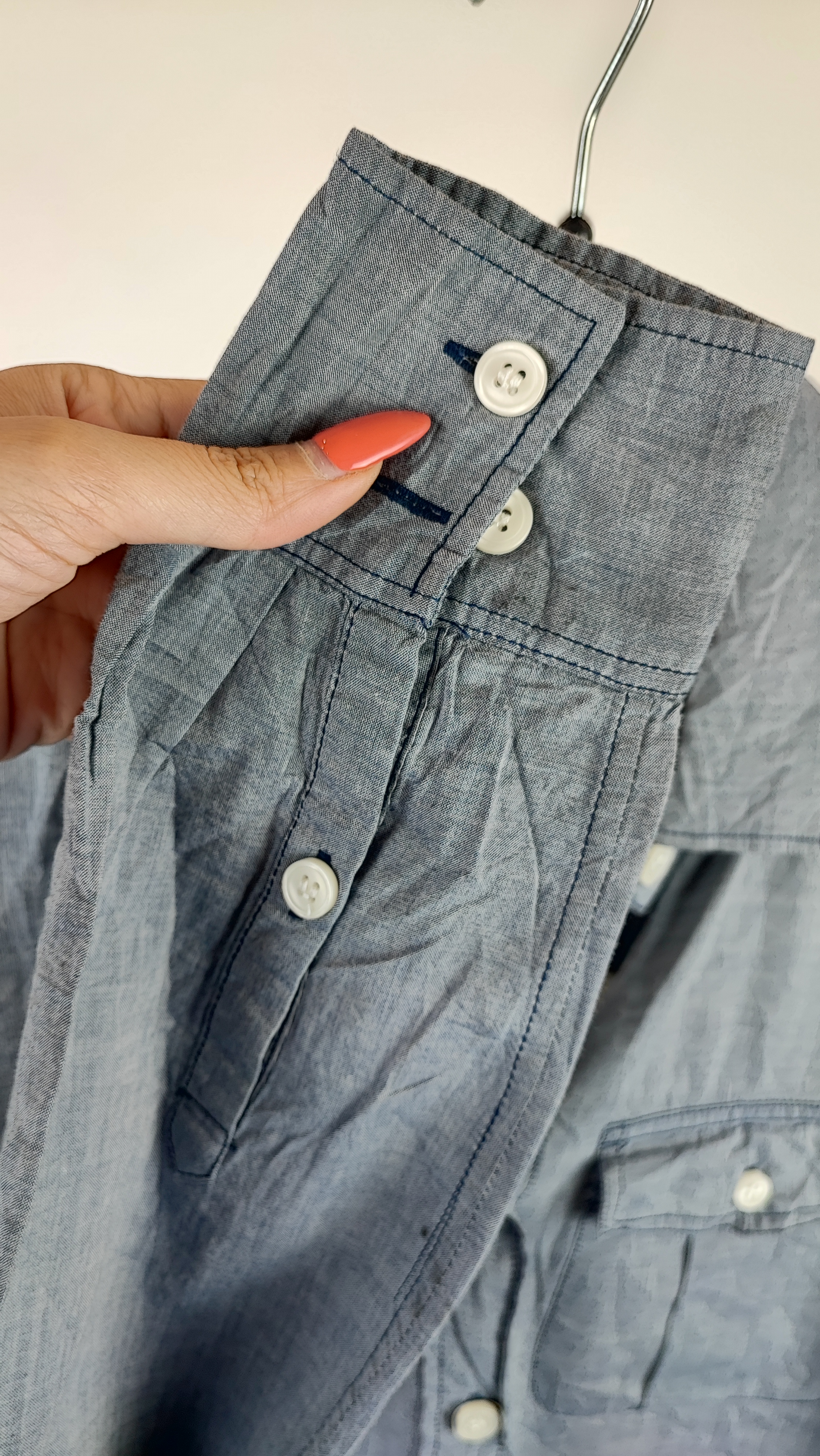 شومیز زنانه استوک وارداتی برند جیکرو (J.Crew) رنگ آبی، سایز ۳۸.۴۰، کیفیت گرید A، مناسب استایل کژوال و رسمی