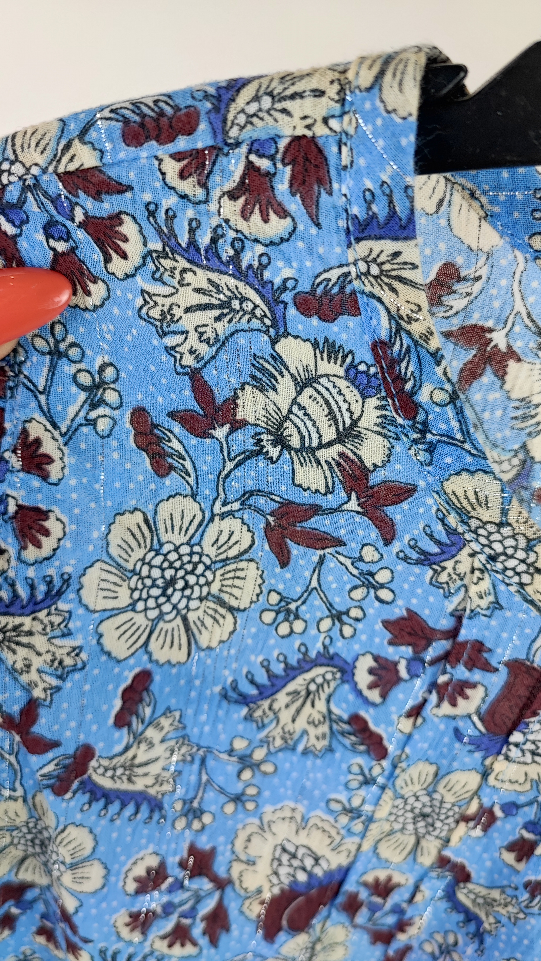 شومیز زنانه استوک برند LOFT، طرح گلدار آبی، سایز ۳۸.۴۰، دارای جزئیات چیندار روی سرشانه و آستینهای کشی، مناسب استایلهای روزمره و بهاره