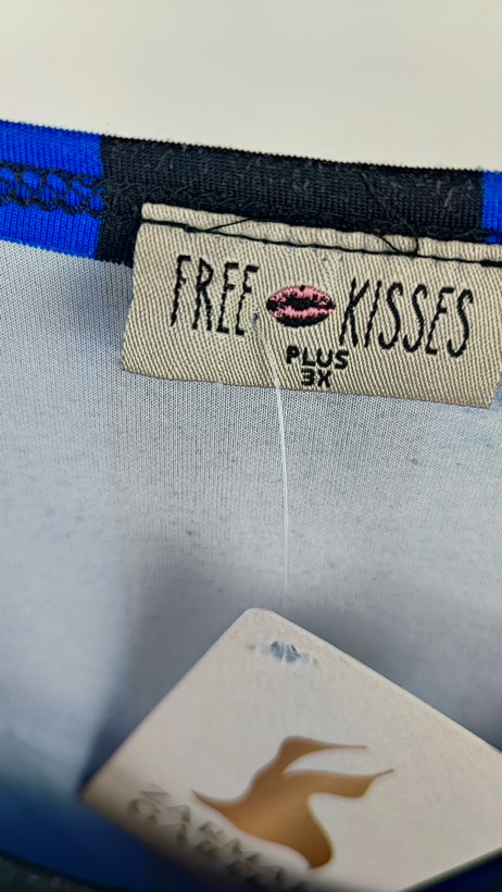 تاپ زنانه سایز بزرگ برند Free Kisses کد ۳۳۲۱ طرح راهراه آبی و مشکی استوک وارداتی مناسب استایل کژوال