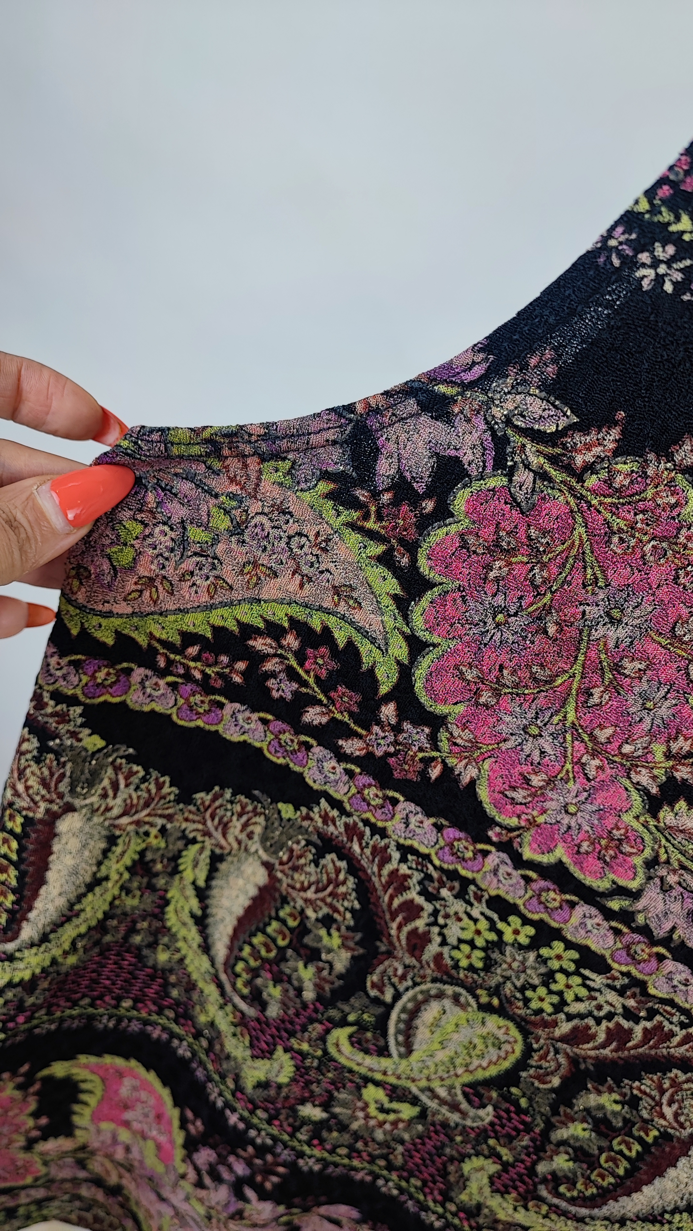تاپ زنانه طرحدار برند وایت استگ کد ۳۳۲۳ استوک اروپایی درجه یک مناسب استایل کژوال و مهمانی
