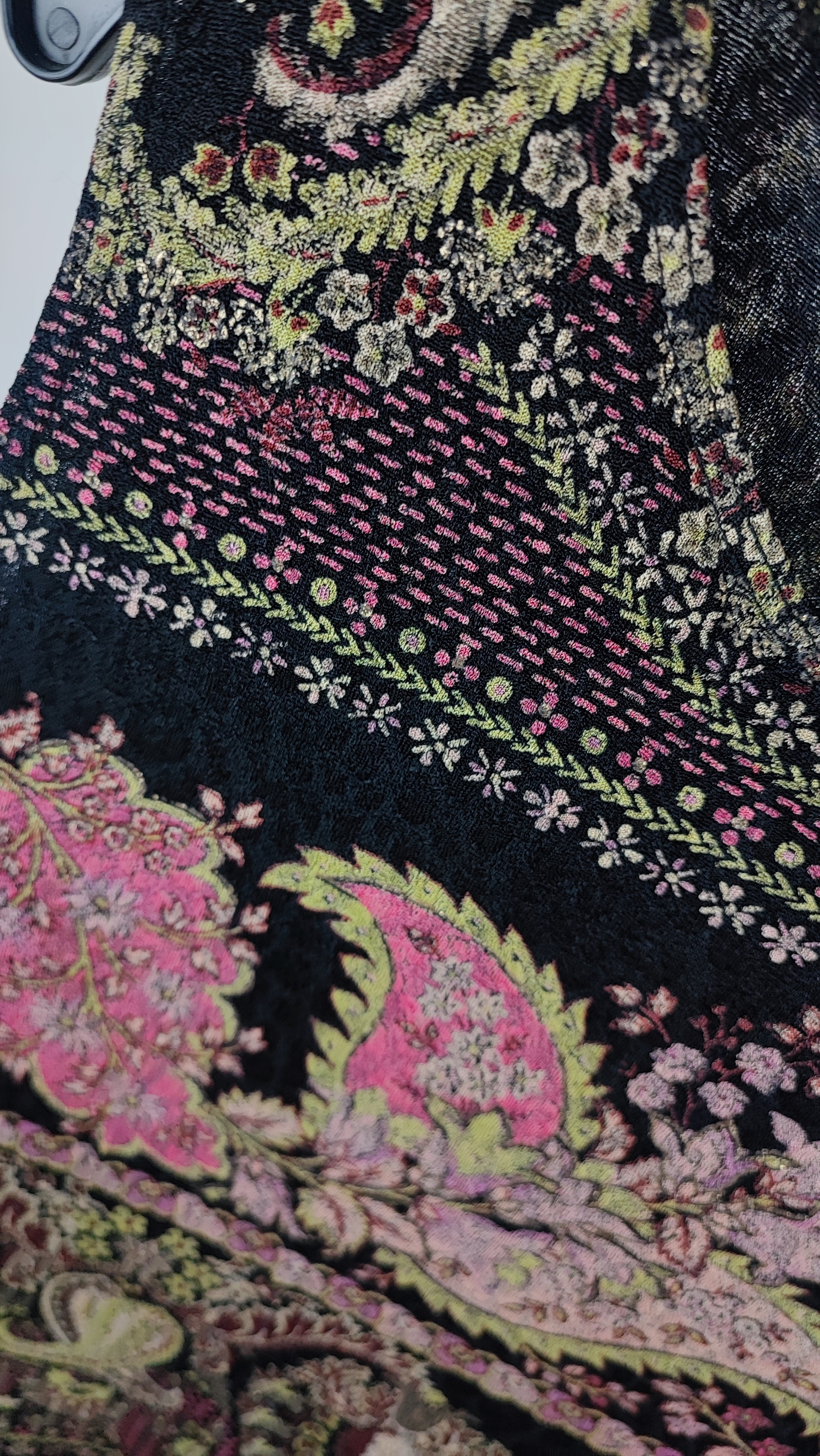 تاپ زنانه طرحدار برند وایت استگ کد ۳۳۲۳ استوک اروپایی درجه یک مناسب استایل کژوال و مهمانی