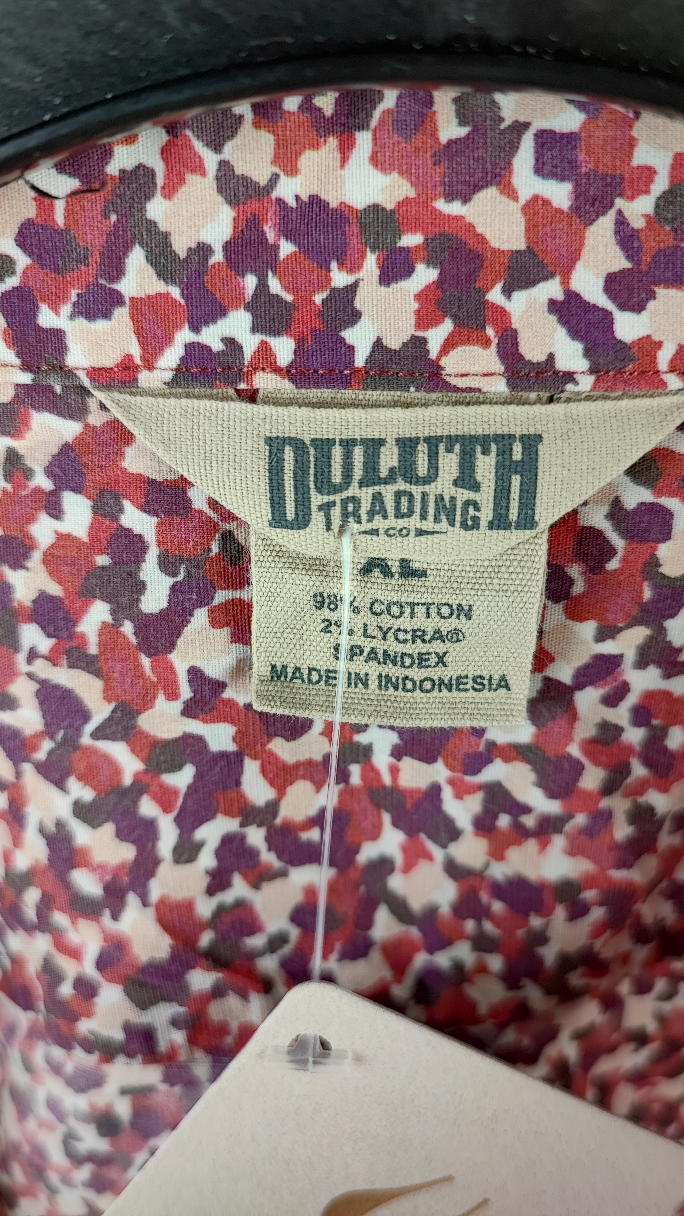 شومیز زنانه سایز بزرگ یقه دار برند Duluth Trading Co رنگ زرشکی و طرح دار کد ۳۳۱۰ مناسب استایل کژوال