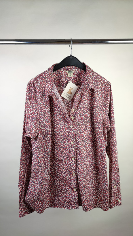شومیز زنانه سایز بزرگ یقه دار برند Duluth Trading Co رنگ زرشکی و طرح دار کد ۳۳۱۰ مناسب استایل کژوال