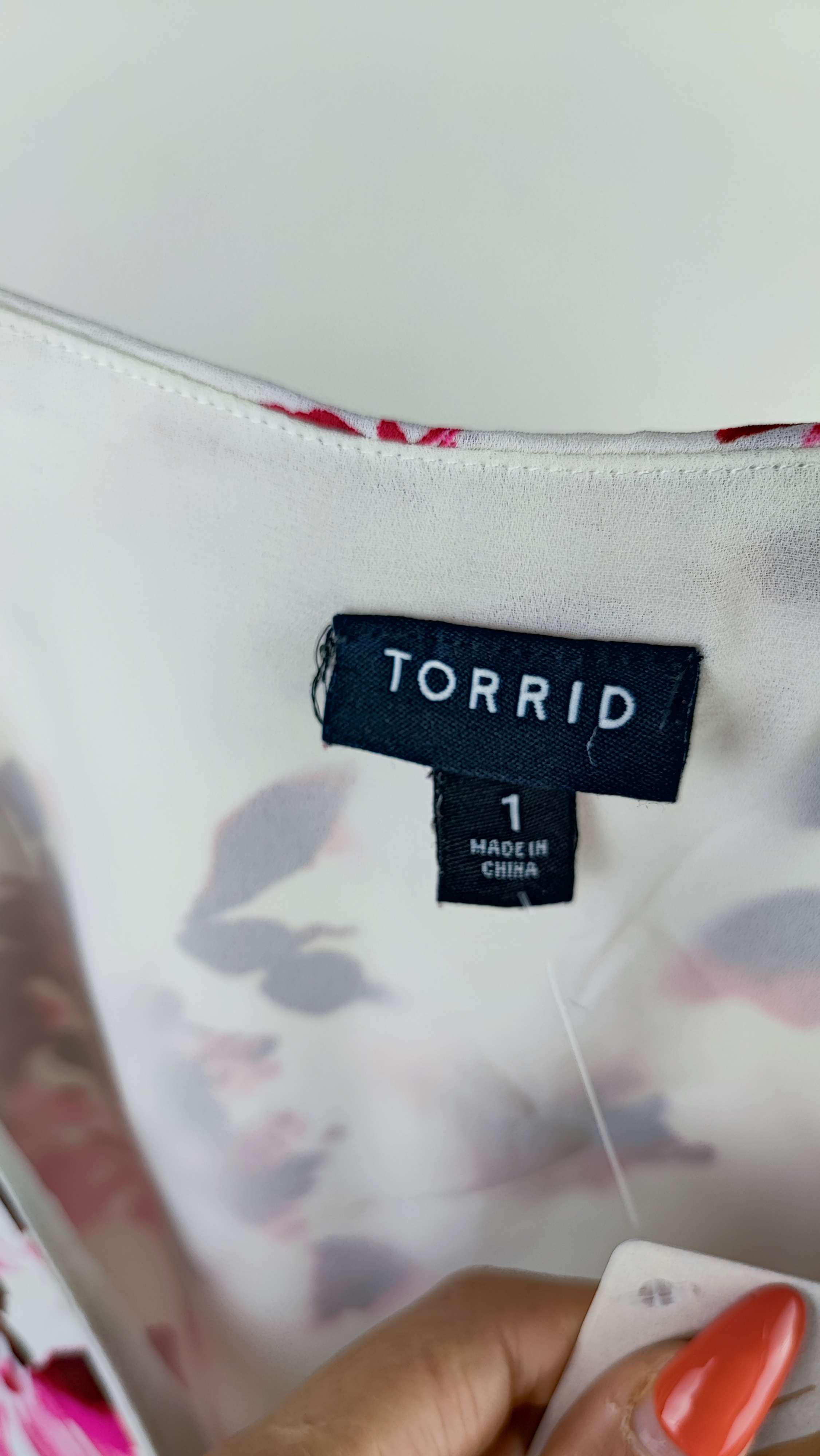 شومیز زنانه سایز بزرگ برند Torrid طرح گلدار با یقه بندی مناسب استایل تابستانه و مجلسی