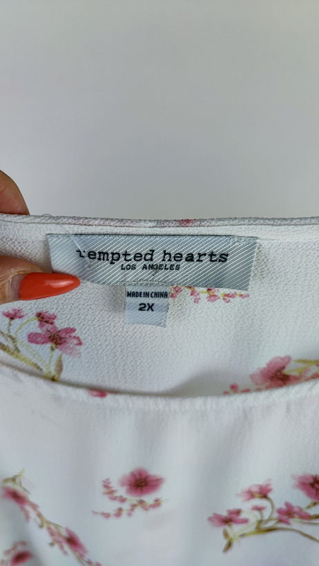 شومیز سایز بزرگ برند Tempted Hearts طرح گلدار رنگ سفید و صورتی با جزئیات توری روی آستین مناسب استایل مجلسی