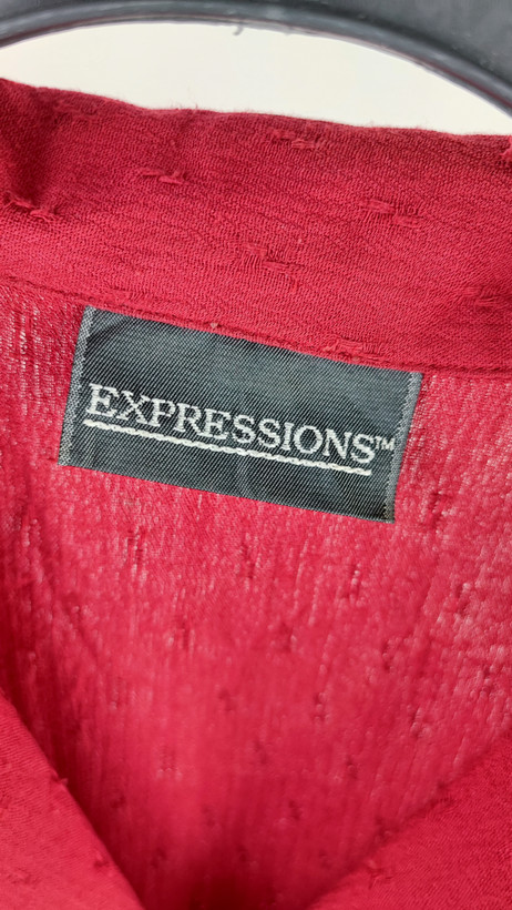 تاپ زنانه بدون آستین برند Expressions رنگ قرمز، مدل یقه دار با بندینک پشت، مناسب استایل کژوال تابستانی
