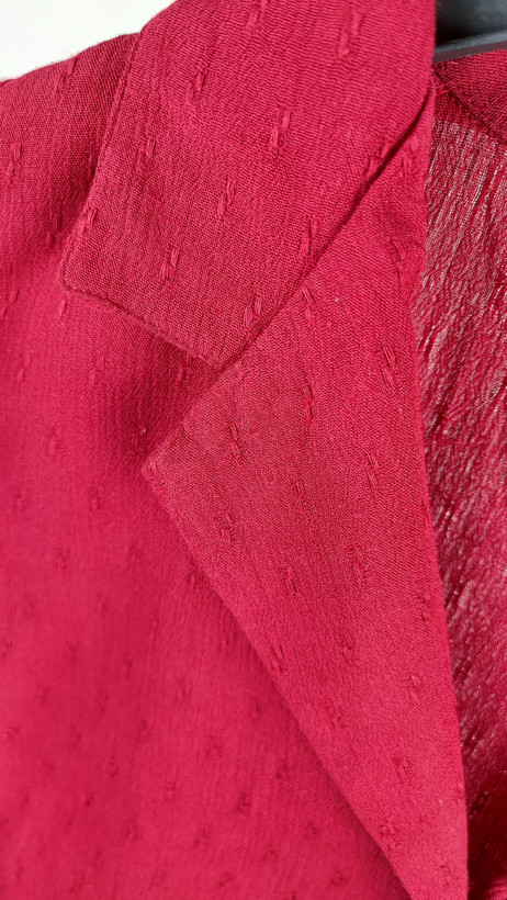 تاپ زنانه بدون آستین برند Expressions رنگ قرمز، مدل یقه دار با بندینک پشت، مناسب استایل کژوال تابستانی