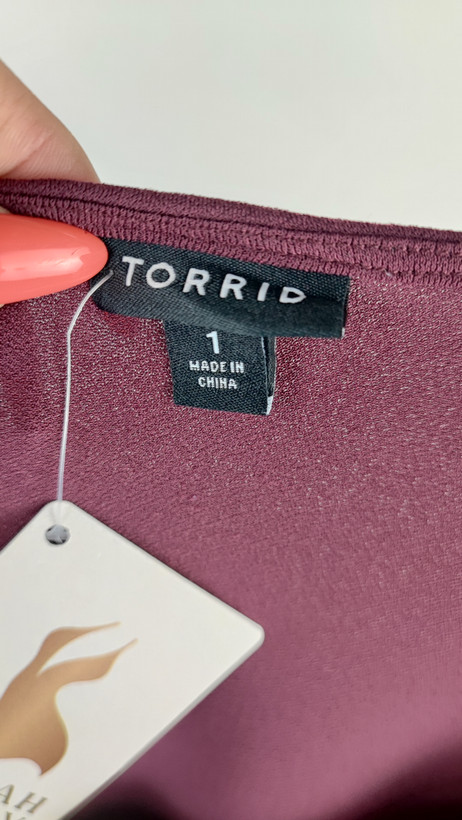 شومیز زنانه مجلسی رنگ زرشکی برند تورید (Torrid) سایز بزرگ، مناسب استایلهای رسمی و نیمهرسمی