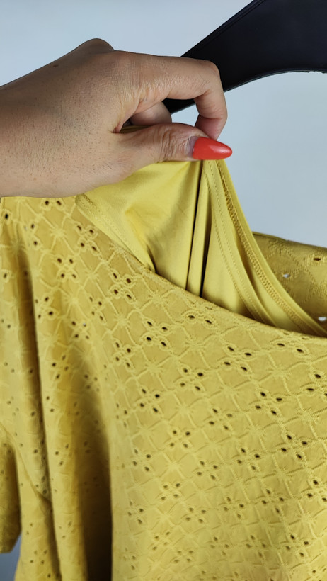 شومیز زنانه سایز بزرگ برند Ruby Rd. رنگ زرد خردلی با طرح پارچه سوزندوزیشده (Eyelet) مناسب استایل کژوال