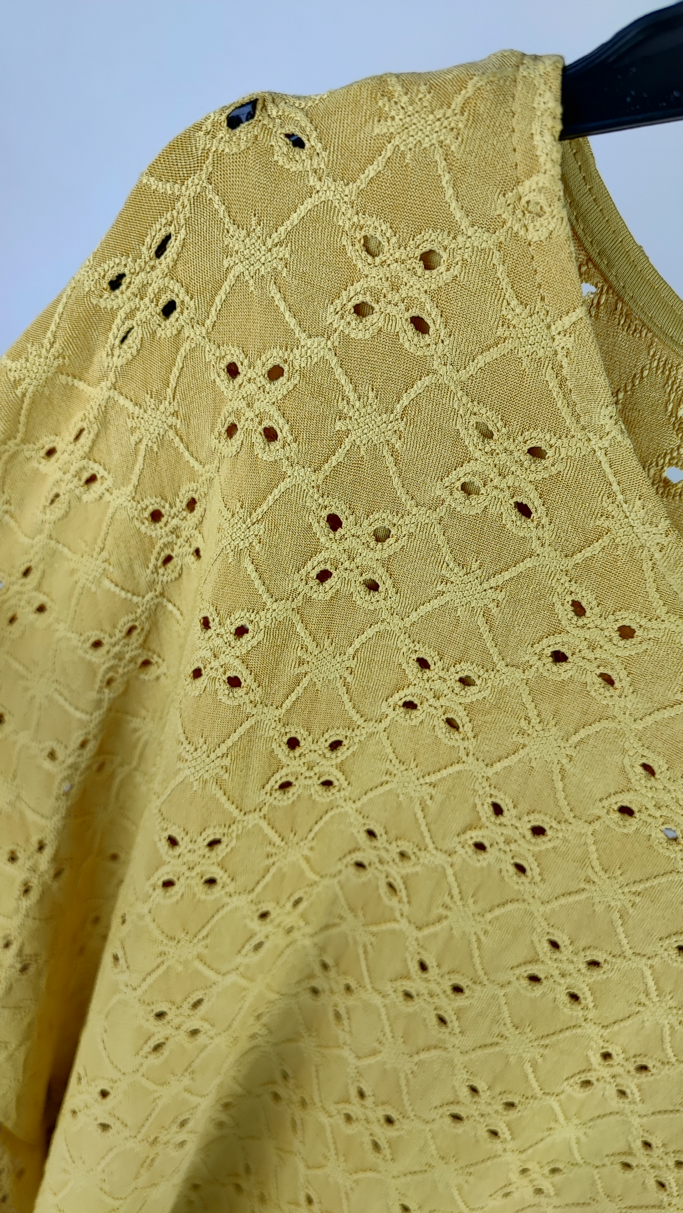 شومیز زنانه سایز بزرگ برند Ruby Rd. رنگ زرد خردلی با طرح پارچه سوزندوزیشده (Eyelet) مناسب استایل کژوال