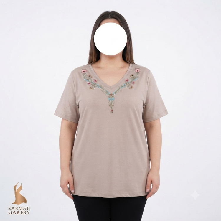 تیشرت زنانه سایز بزرگ برند دوگل با گلدوزی ظریف یقه، جنس خنک و راحت مناسب خانمهای شیکپوش سایز 50 و 52