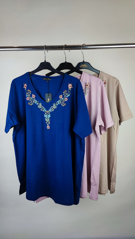 تیشرت زنانه سایز بزرگ برند دوگل با گلدوزی ظریف یقه، جنس خنک و راحت مناسب خانمهای شیکپوش سایز 50 و 52