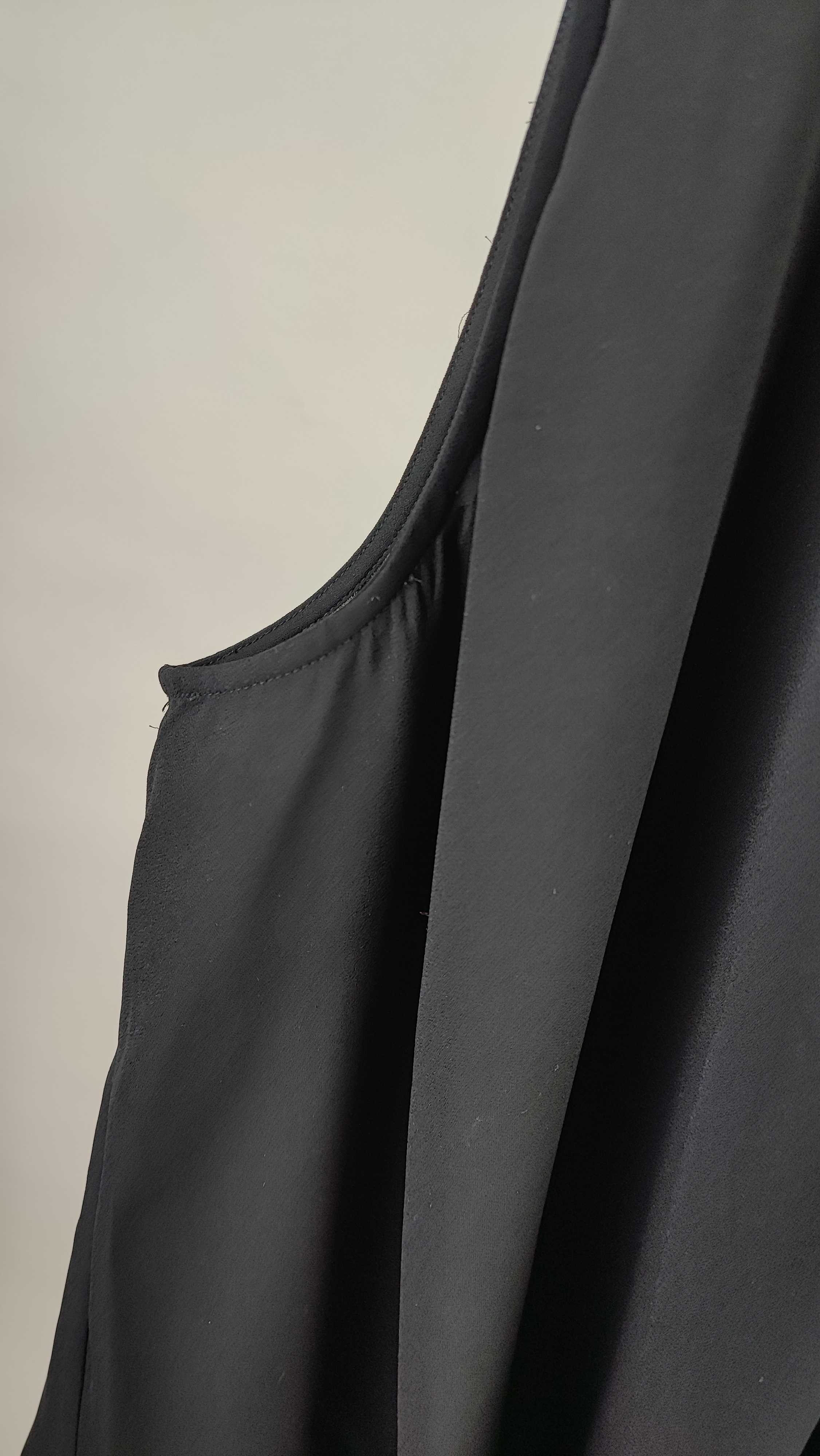 تاپ زنانه سایز بزرگ استوک وارداتی برند وینس کاموتو رنگ مشکی با یقه دراپه مجلسی مناسب استایل شیک و رسمی
