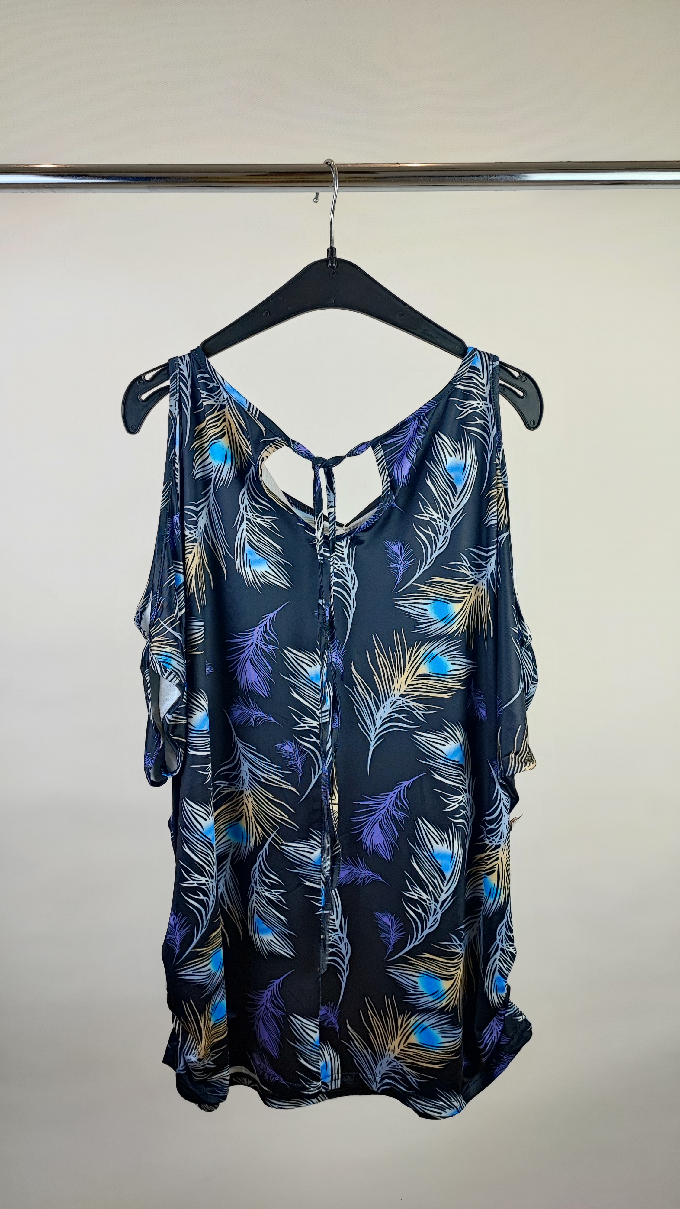 تاپ زنانه سایز بزرگ استوک وارداتی طرح پر طاووسی رنگ مشکی، مدل سرشانه باز (Cold Shoulder)، خنک و شیک