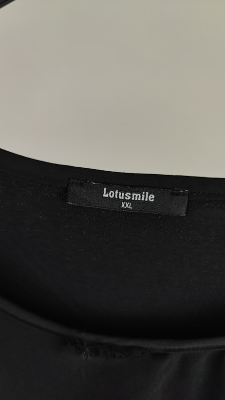 شومیز زنانه سایز بزرگ برند Lotusmile، رنگ مشکی مجلسی، آستین کلوش، دارای ایراد جزئی در یقه، مناسب استایل شیک و رسمی