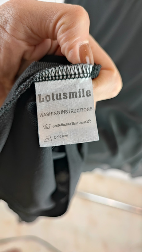 شومیز زنانه سایز بزرگ برند Lotusmile، رنگ مشکی مجلسی، آستین کلوش، دارای ایراد جزئی در یقه، مناسب استایل شیک و رسمی