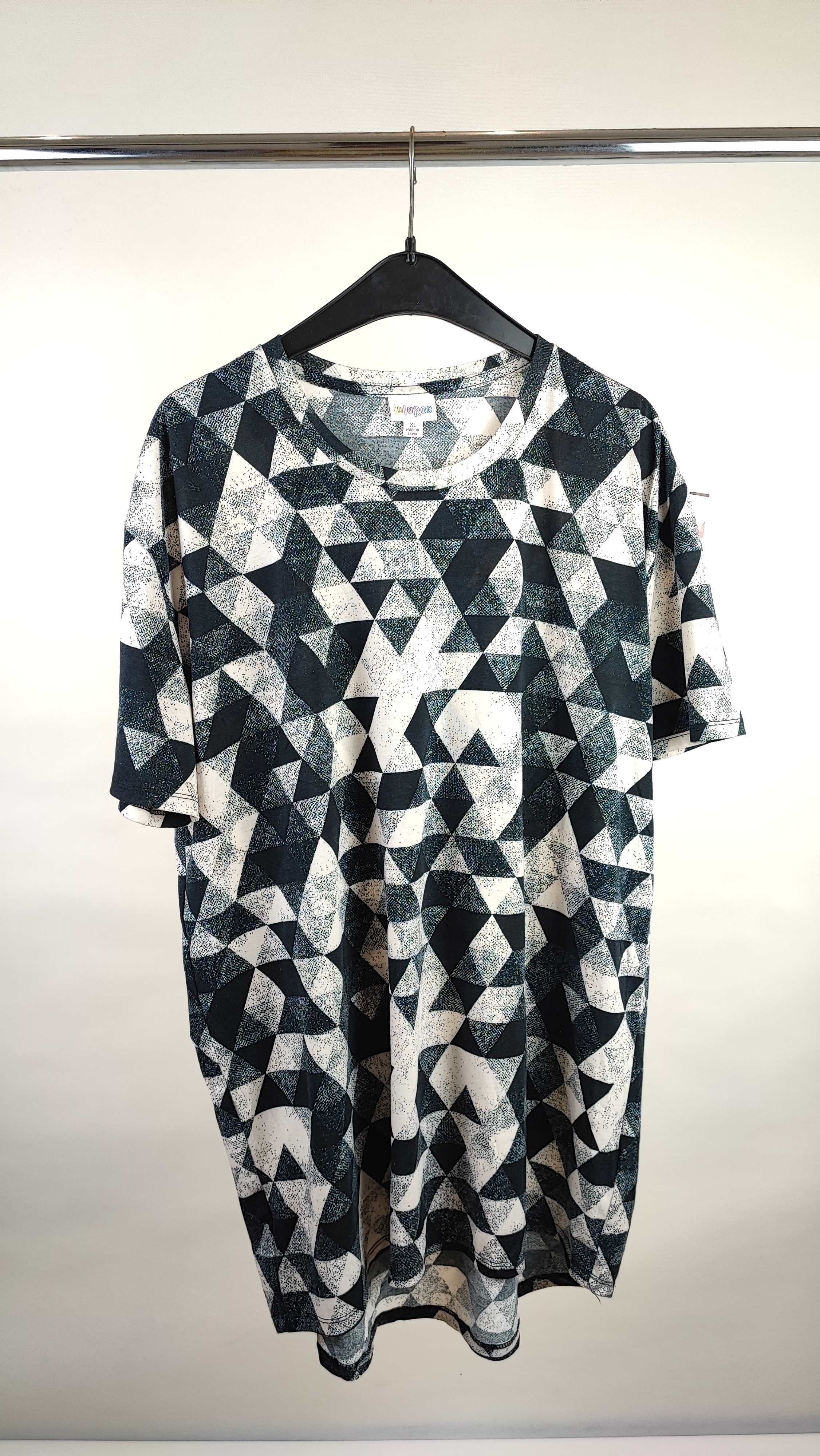 تیشرت زنانه سایز بزرگ برند لولاروئه (LuLaRoe) با طرح هندسی مشکی و سفید، یقه گرد، مناسب استایل کژوال
