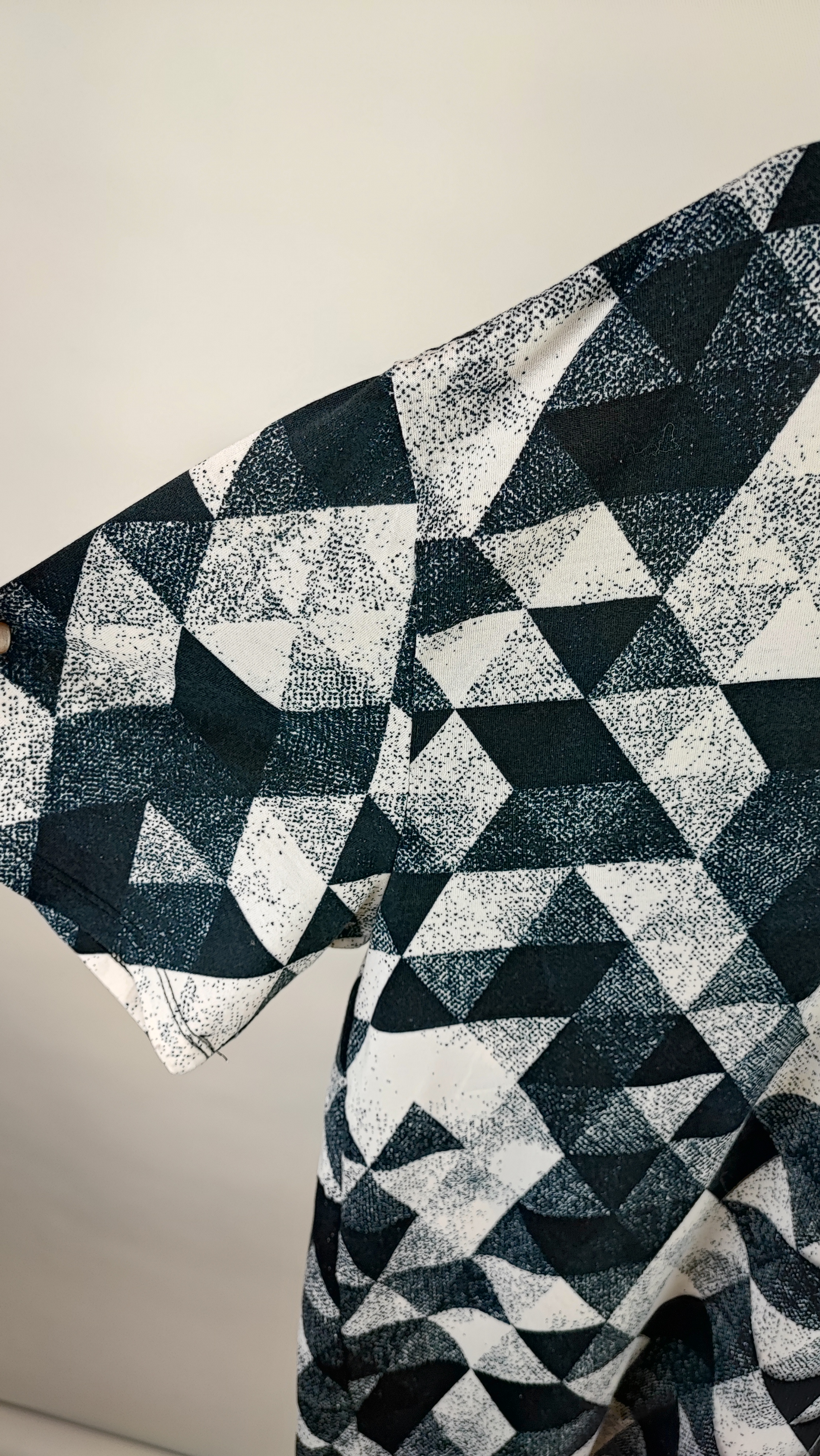 تیشرت زنانه سایز بزرگ برند لولاروئه (LuLaRoe) با طرح هندسی مشکی و سفید، یقه گرد، مناسب استایل کژوال