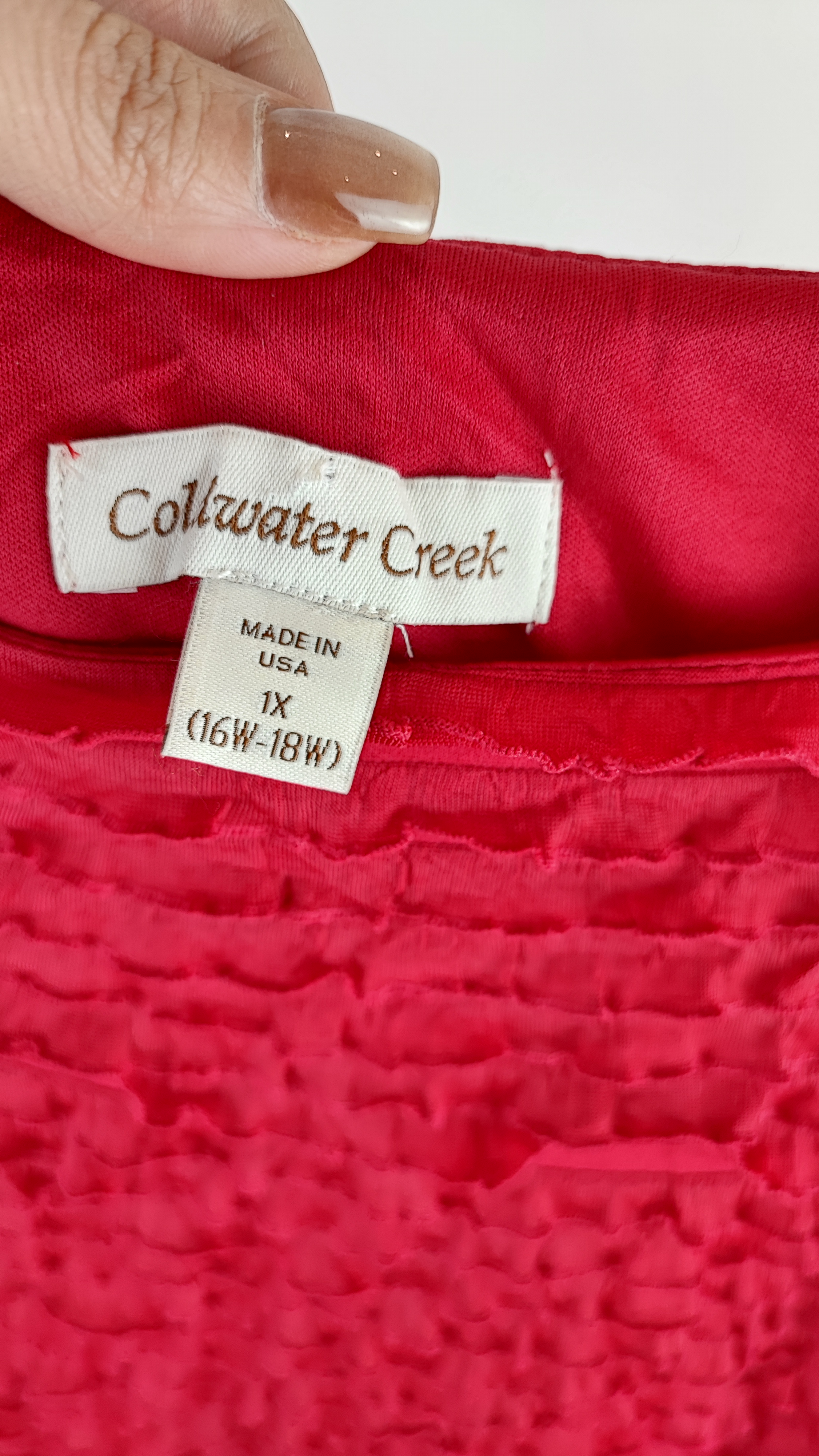 شومیز زنانه سایز بزرگ برند Coldwater Creek، رنگ سرخابی، دارای بافت چیندار خاص و مجلسی، مناسب استایل رسمی و شیک