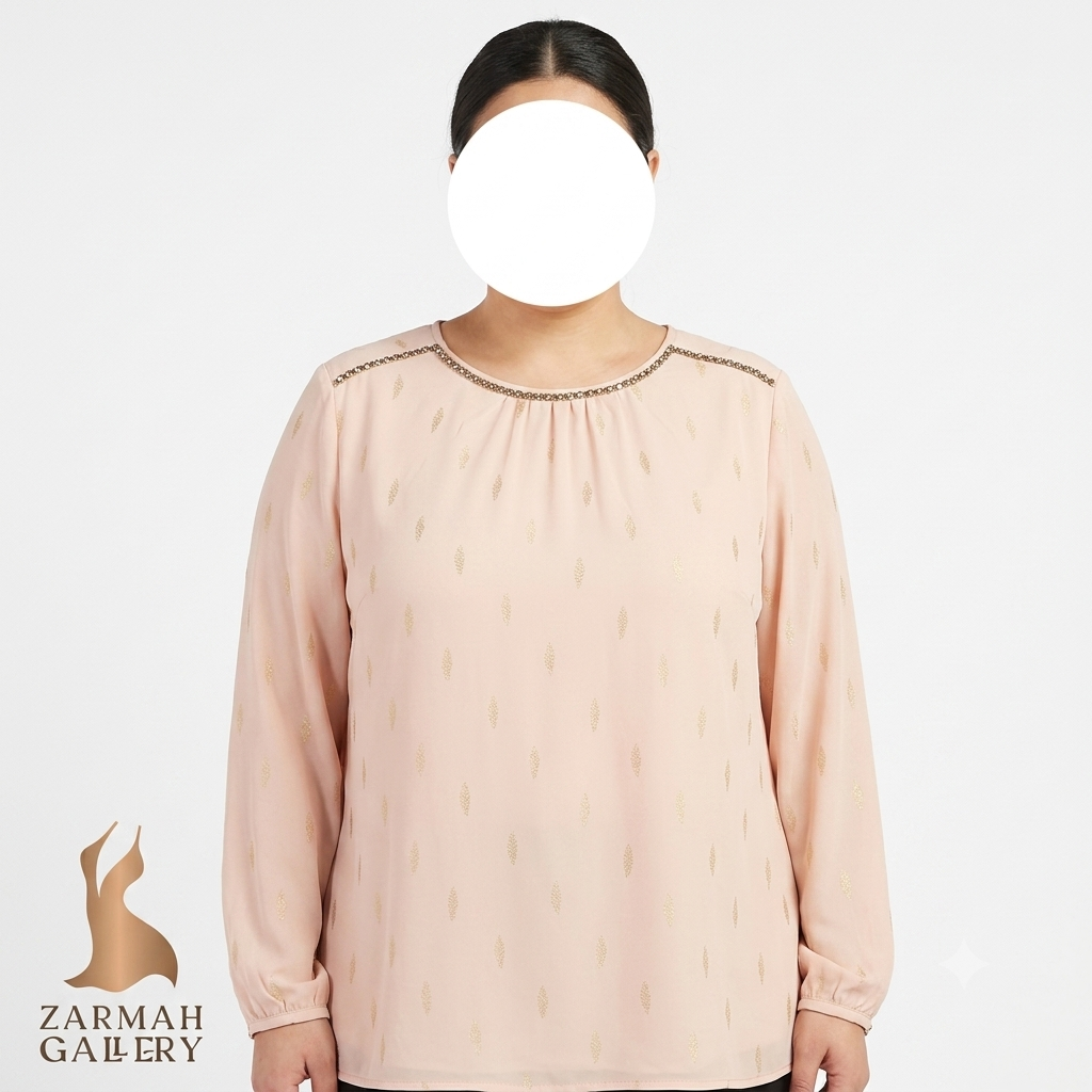 شومیز مجلسی زنانه سایز بزرگ برند لیز کلیبورن، رنگ صورتی پودری، یقه نگین‌کاری شده، مناسب استایل رسمی و مهمانی سایز ۴۸ تا ۵۰