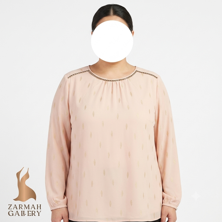 شومیز مجلسی زنانه سایز بزرگ برند لیز کلیبورن، رنگ صورتی پودری، یقه نگینکاری شده، مناسب استایل رسمی و مهمانی سایز ۴۸ تا ۵۰