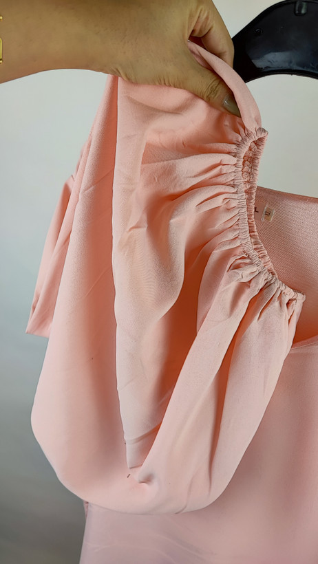 بلوز سایز بزرگ زنانه استوک وارداتی رنگ صورتی ملایم یقه گرد ساده با آستین سه ربع مناسب استایل روزمره