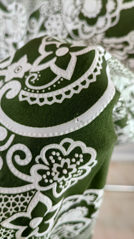 تاپ سایز بزرگ زنانه استوک وارداتی طرح سنتی رنگ سبز و سفید یقه گرد مناسب استایل خنک تابستانی