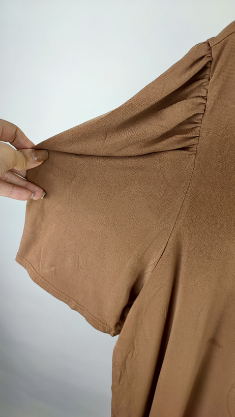 تاپ زنانه استوک وارداتی رنگ قهوه ای سایز بزرگ مناسب استایل روزمره و راحتی