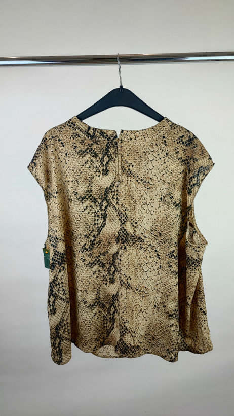 تاپ زنانه سایز بزرگ استوک وارداتی برند ورزینگتون طرح پوست ماری رنگ کرم و مشکی مناسب استایل مهمانی