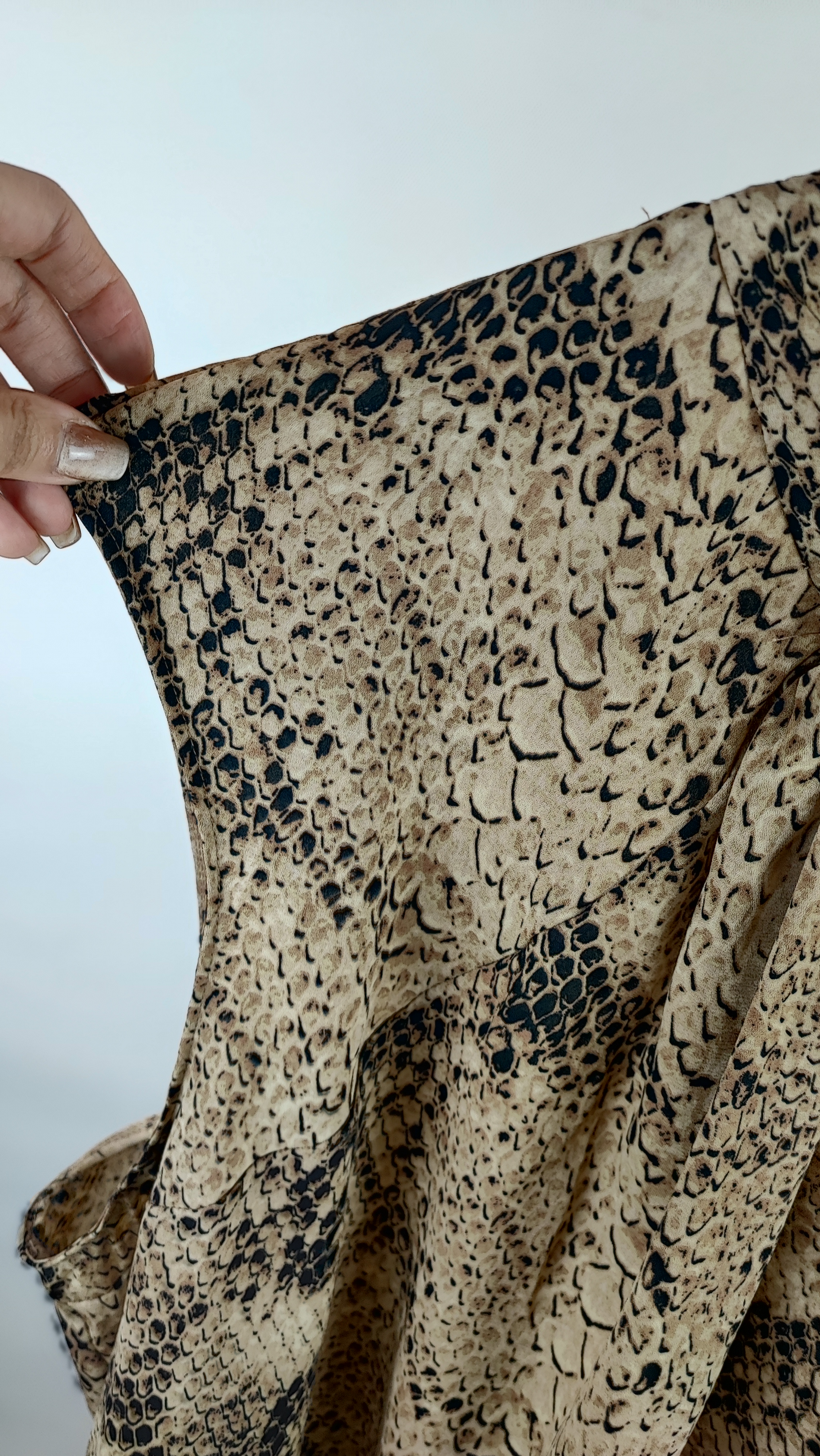 تاپ زنانه سایز بزرگ استوک وارداتی برند ورزینگتون طرح پوست ماری رنگ کرم و مشکی مناسب استایل مهمانی