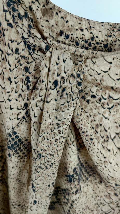 تاپ زنانه سایز بزرگ استوک وارداتی برند ورزینگتون طرح پوست ماری رنگ کرم و مشکی مناسب استایل مهمانی