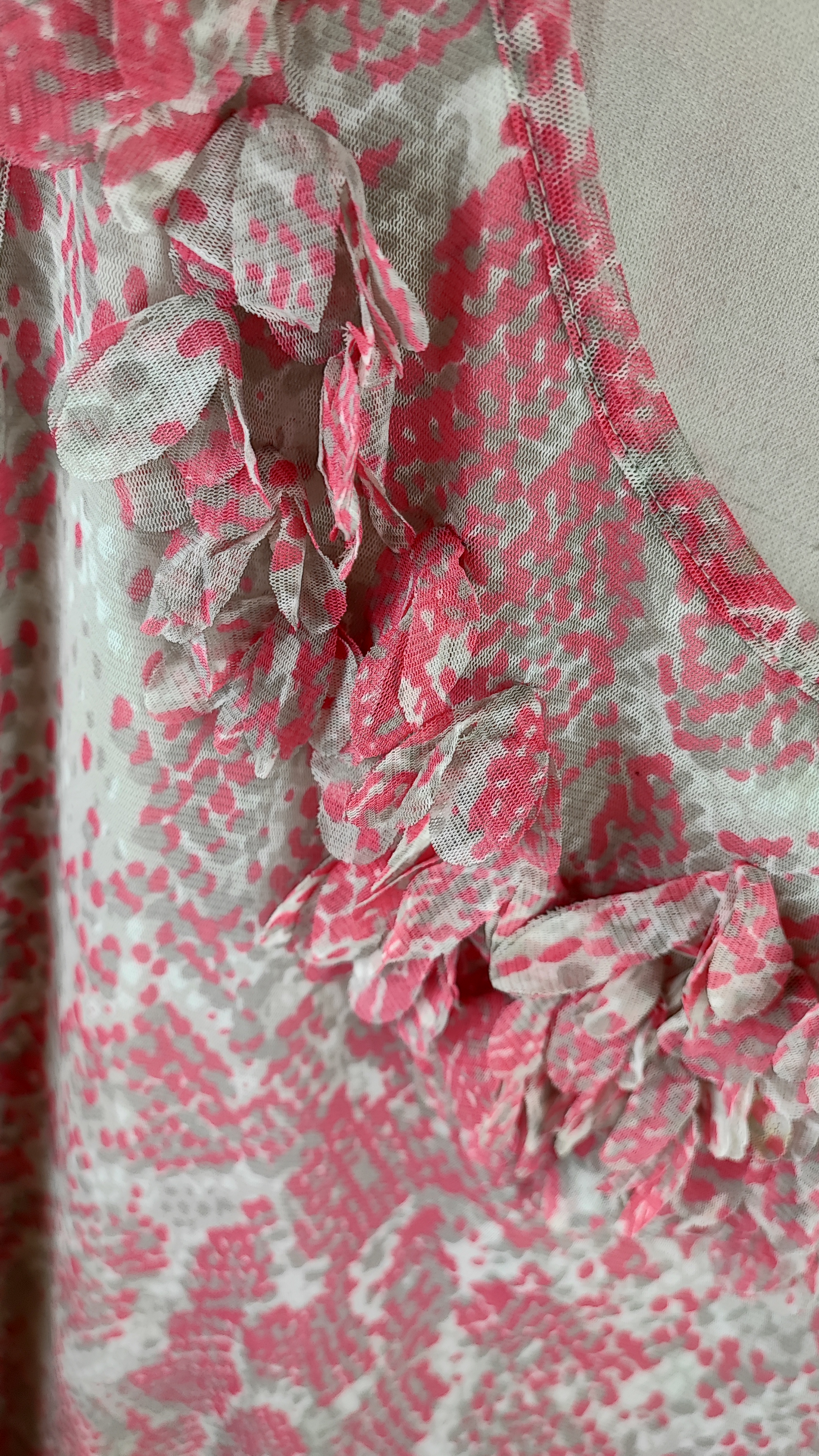 تاپ زنانه سایز بزرگ استوک وارداتی برند آی ان سی طرح دار رنگ صورتی و سفید مناسب استایل مهمانی