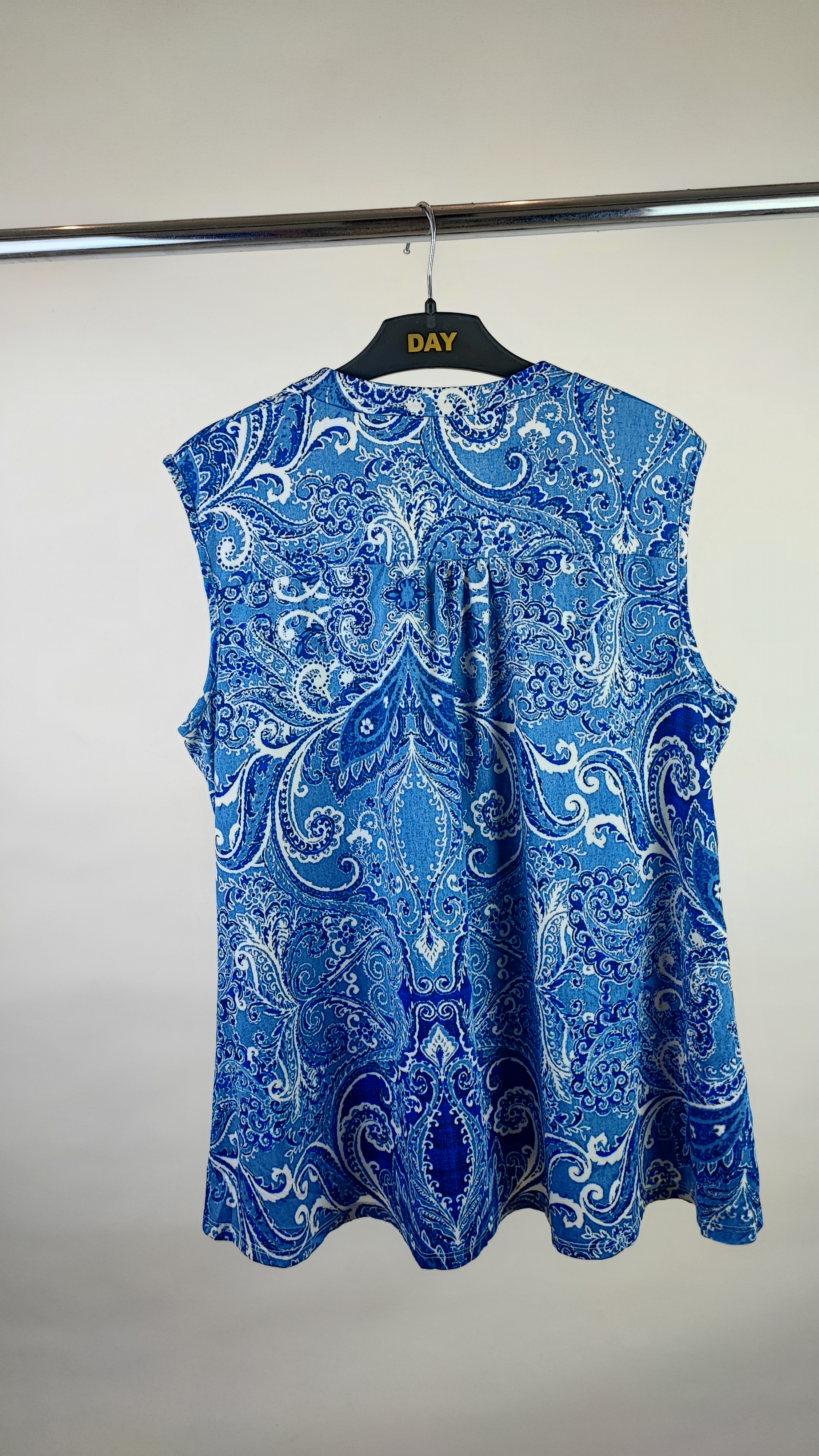 تاپ زنانه سایز بزرگ استوک وارداتی برند پک اند پک طرحدار رنگ آبی و سفید مناسب استایل تابستانی و روزمره