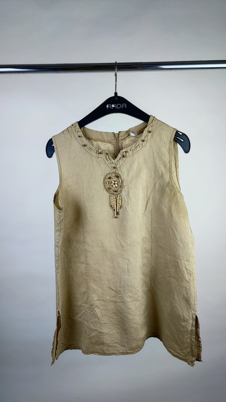 تاپ زنانه استوک اروپایی رنگ کرم گلدوزی و مهرهدوزی شده سایز متوسط مناسب استایل تابستانه و ساحلی