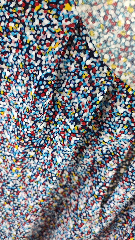 تاپ زنانه سایز بزرگ استوک وارداتی برند لیز کلبرن رنگ آبی طرحدار یقه گرد مناسب استایل روزمره و تابستانه