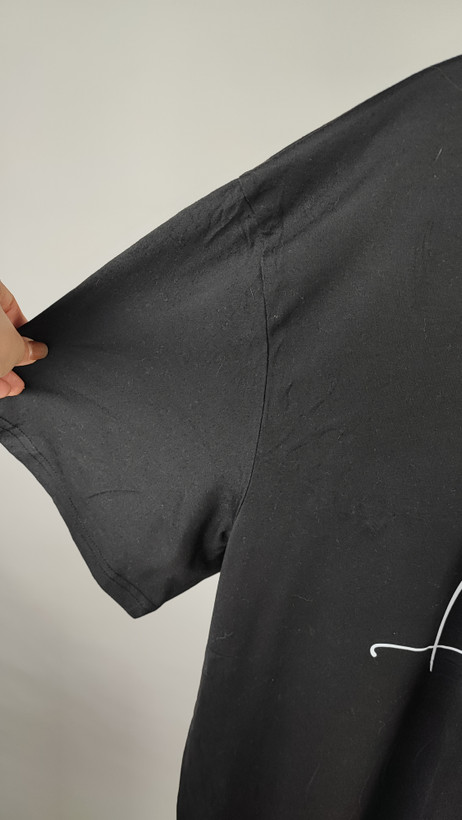 تیشرت مشکی زنانه سایز بزرگ استوک وارداتی طرحدار یقه گرد آستین کوتاه مناسب استایل روزمره و اسپرت
