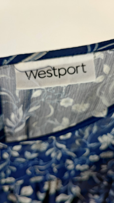 شومیز زنانه سایزبزرگ استوک وارداتی برند Westport رنگ سورمهای گلدار با جزئیات چیندار