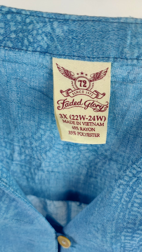 تاپ زنانه سایزبزرگ استوک وارداتی برند Faded Glory رنگ آبی روشن طرحدار یقه هفت دکمهدار