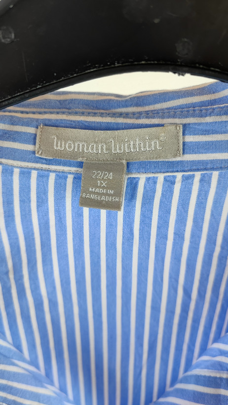 شومیز زنانه سایزبزرگ استوک وارداتی برند Woman Within رنگ آبی راهراه سفید ۱۰۰ درصد نخ